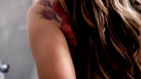 Мастер тату перед работой трахает телку в студии