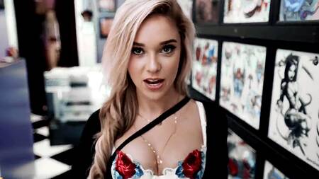 Мастер тату перед работой трахает телку в студии