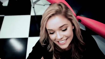 Мастер тату перед работой трахает телку в студии