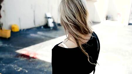 Мастер тату перед работой трахает телку в студии