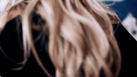 Мастер тату перед работой трахает телку в студии