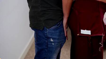 Пацан помогает зрелой соседке выбрать наряд и трахает её