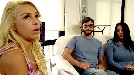 Парень трахает сестру девушки, чтобы наладить с ней отношения