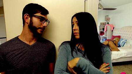 Парень трахает сестру девушки, чтобы наладить с ней отношения