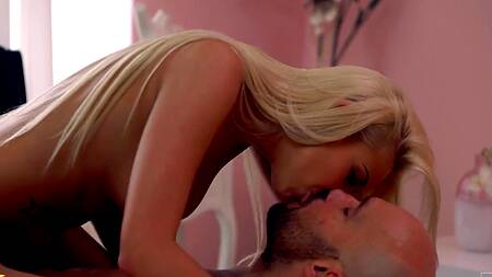 Лысый парень вылизал попку блондинки, возбудив её на секс