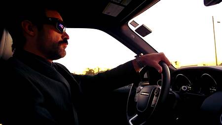 Грубо ебет блондинку в наручниках в глотку и в пизду