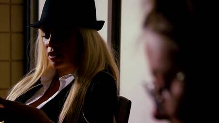 Грубо ебет блондинку в наручниках в глотку и в пизду