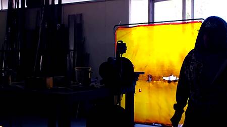 Грубо ебет блондинку в наручниках в глотку и в пизду