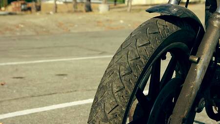 Грубо ебет блондинку в наручниках в глотку и в пизду