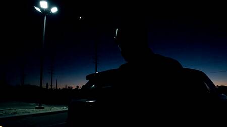 Грубо ебет блондинку в наручниках в глотку и в пизду