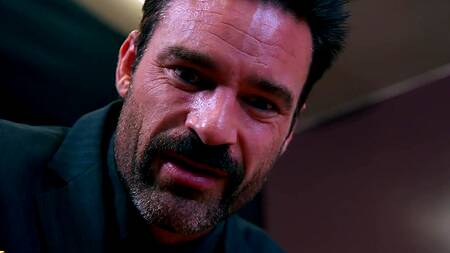 Грубо ебет блондинку в наручниках в глотку и в пизду