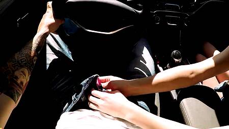 Блондинке невтерпёж, начинает сосать хуй в машине