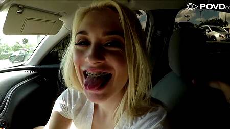 Блондинке невтерпёж, начинает сосать хуй в машине