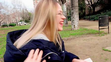 Пикапер познакомился с телкой в парке и развел её на интим