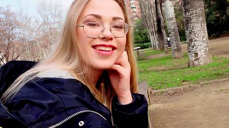 Пикапер познакомился с телкой в парке и развел её на интим