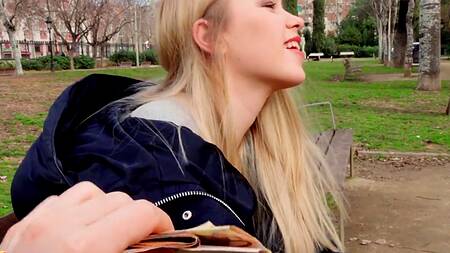 Пикапер познакомился с телкой в парке и развел её на интим