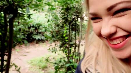 Пикапер познакомился с телкой в парке и развел её на интим