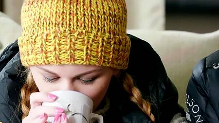 Пара в горах трахается с опытной блондинкой