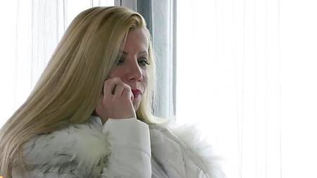 Пара в горах трахается с опытной блондинкой