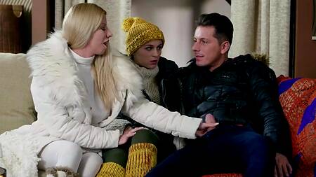 Пара в горах трахается с опытной блондинкой