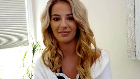 Развратная горничная отвлекается от работы на секс