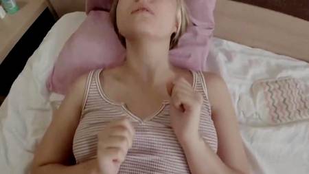 Русская молодуха оргазмирует на члене уверенного в постели самца