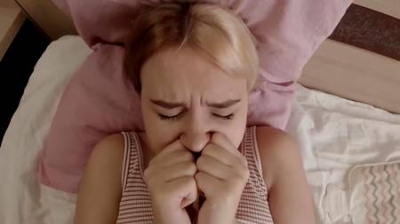 Русская молодуха оргазмирует на члене уверенного в постели самца