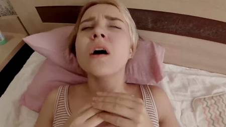 Русская молодуха оргазмирует на члене уверенного в постели самца