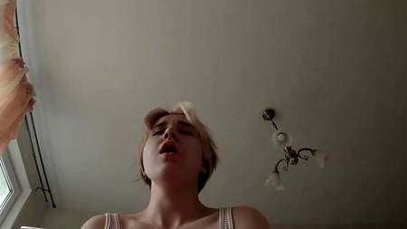 Русская молодуха оргазмирует на члене уверенного в постели самца