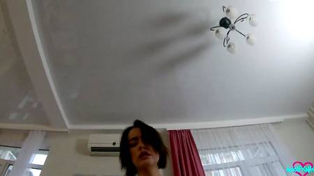 Русская нимфа позволила парню кончить внутри влагалища