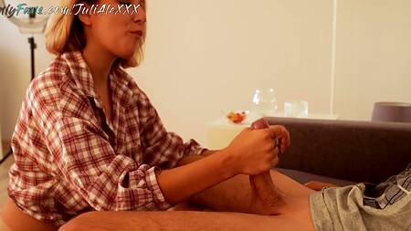 Русская краля удивляет партнёра головокружительным минетом