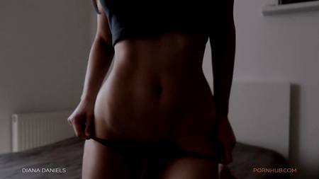 Станцевала стриптиз и страстно отдалась парню в разных позах