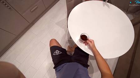 Опытный пихарь активно ебет сзади классную телку с большой жопой