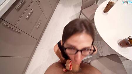 Опытный пихарь активно ебет сзади классную телку с большой жопой