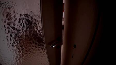 Чувак ебет в обе дырки симпатичную блондинку с классной фигурой