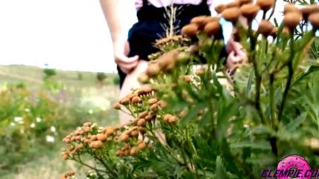 Жопастая русская нимфа трахается на природе с ненасытным пацаном