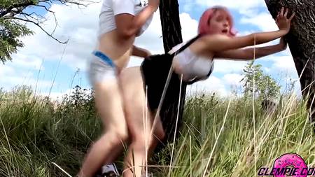 Жопастая русская нимфа трахается на природе с ненасытным пацаном