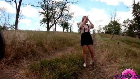 Жопастая русская нимфа трахается на природе с ненасытным пацаном