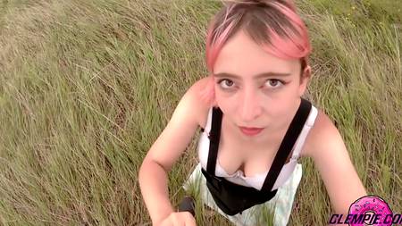 Жопастая русская нимфа трахается на природе с ненасытным пацаном
