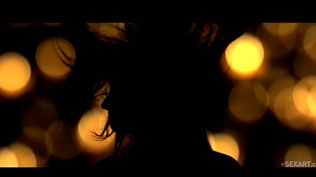 Сиськастая брюнетка оргазмирует в постели от действий опытного мужчины