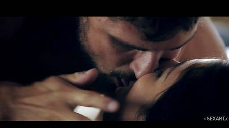 Сиськастая брюнетка оргазмирует в постели от действий опытного мужчины