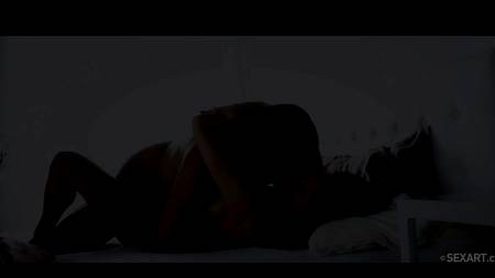 Сиськастая брюнетка оргазмирует в постели от действий опытного мужчины