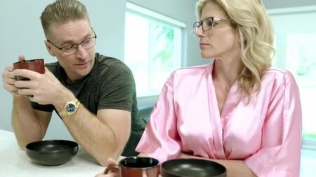 Лысый здоровяк жестко сношает во все щели сексапильную милфу