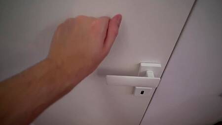 Разбудил и трахнул стройную девчонку с шикарной задницей