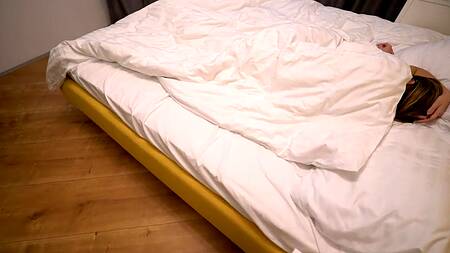 Разбудил и трахнул стройную девчонку с шикарной задницей