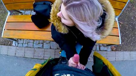 Турист заплатил русской молодухе за минет в публичном месте