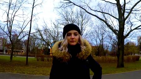 Турист заплатил русской молодухе за минет в публичном месте