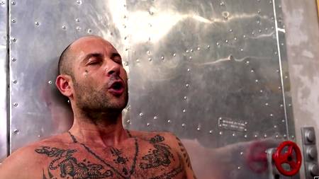 Красотки струйно сквиртуют золотым дождем во время двойного проникновения