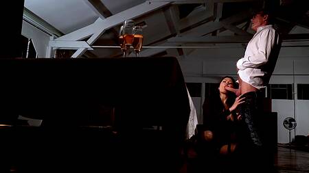 Зрелый мужик вертит на члене горячую брюнетку в черных чулках