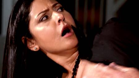 Зрелый мужик вертит на члене горячую брюнетку в черных чулках